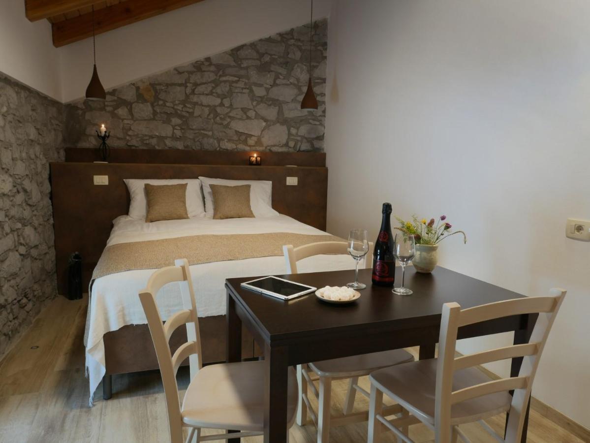 Apartmaji In Sobe Odlicna Hisa Stanjel Bagian luar foto
