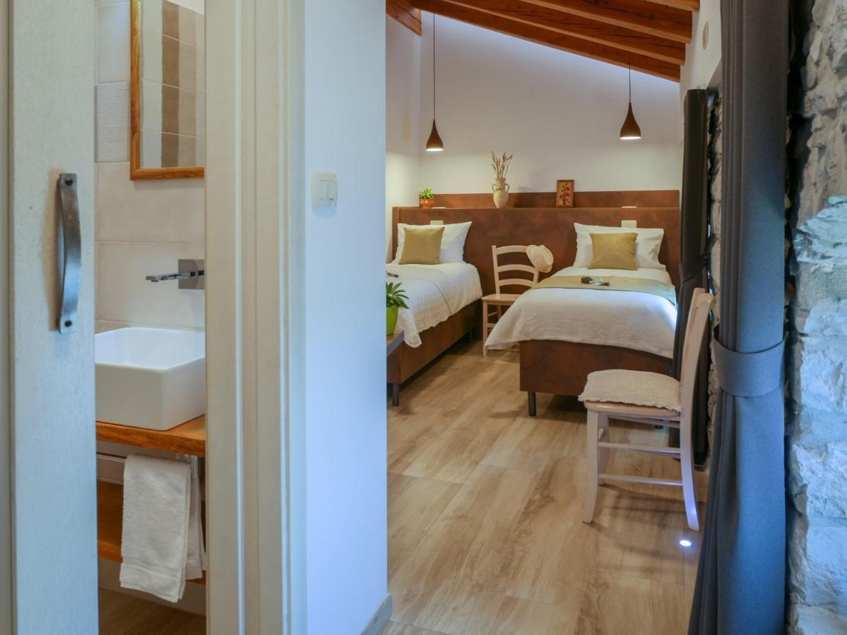 Apartmaji In Sobe Odlicna Hisa Stanjel Bagian luar foto